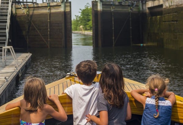 Le passage dans les écluses est une expérience fascinante, autant pour les petits que pour les grands. (©Parcs Canada)