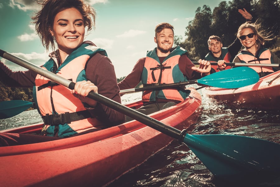 Des amis s'amusent sur des kayaks! Crédit photo : Nejron Photo, Shutterstock.