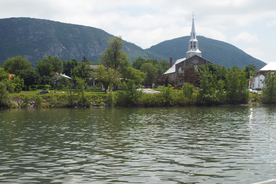 Vue de l’église de Mont-Saint-Hilaire. Crédit photo : André Larouche.