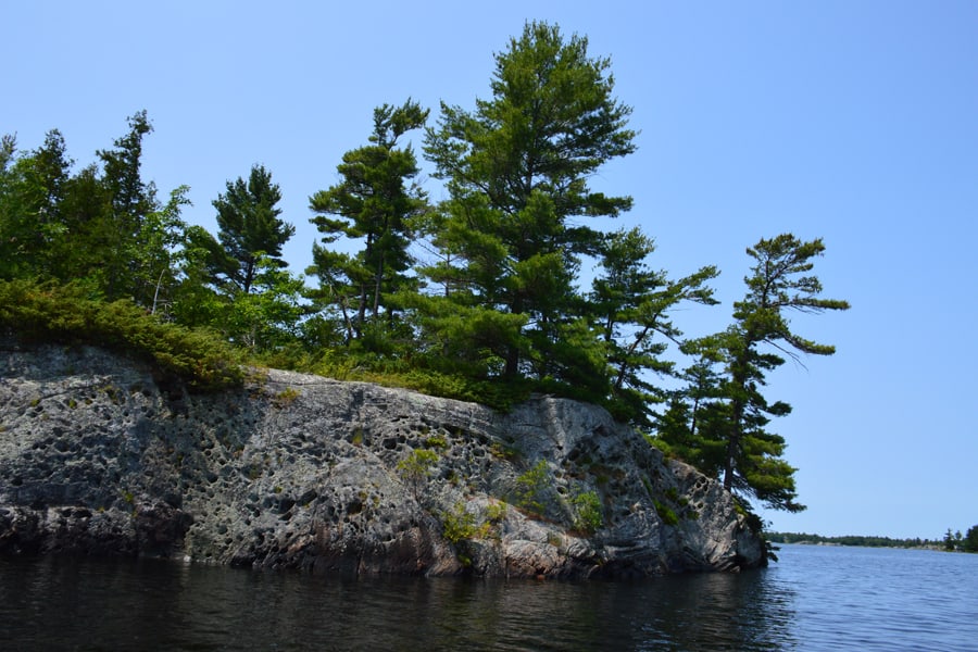 photo-11-les-pins-accroches-aux-caps-rocheux-sont-typiques-de-la-baie-georgienne