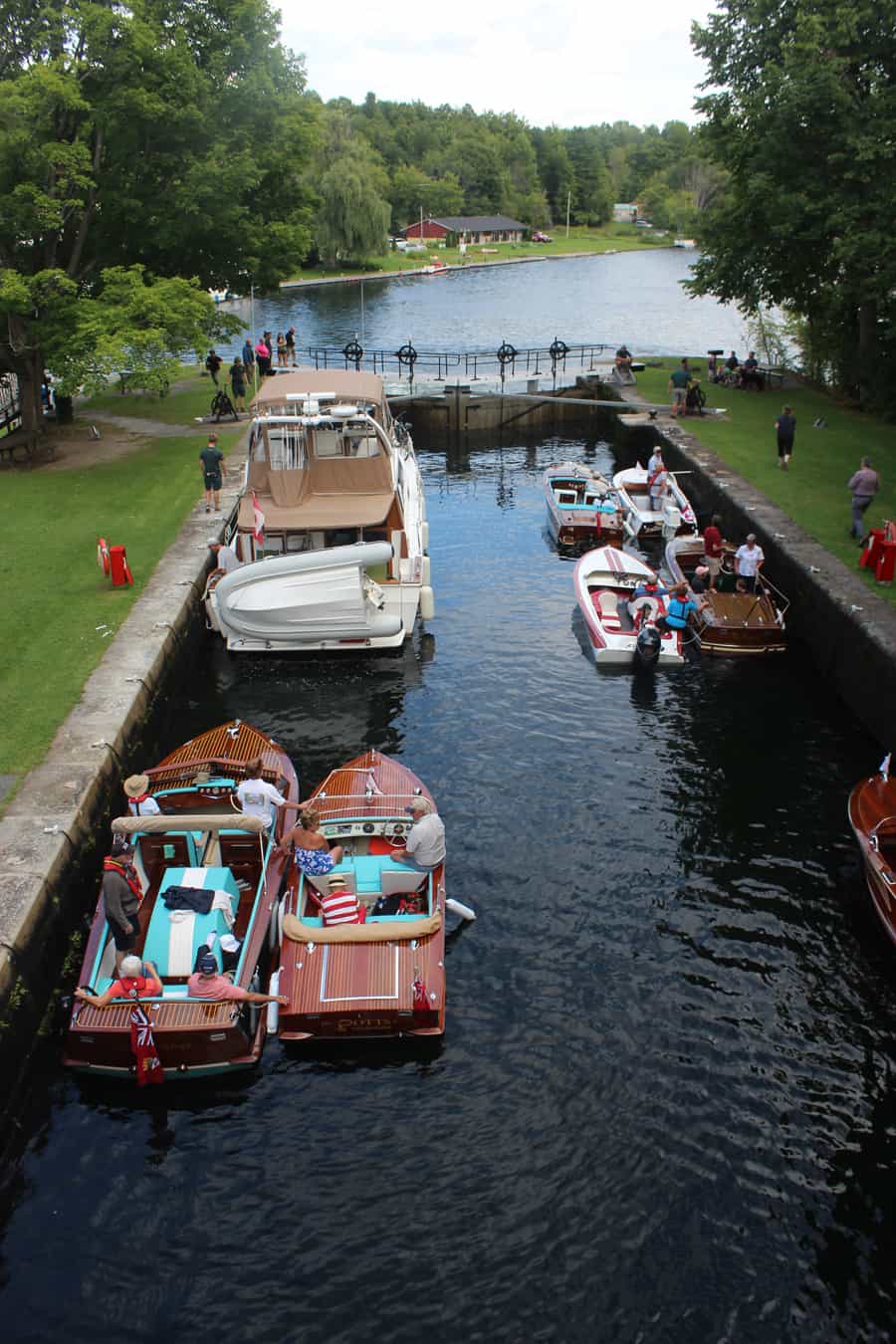 photo-3-des-membres-du-antique-and-classic-boat-club-de-trent-severn-a-l-ecluse-de-jones-falls