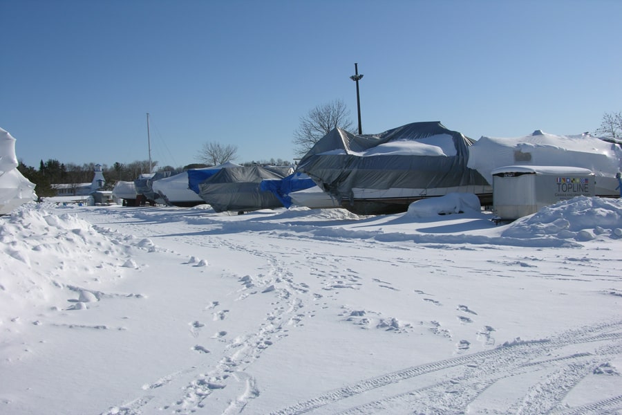 Certains plaisanciers utilisent des bâches ordinaires pour recouvrir leur bateau pendant l’hiver.