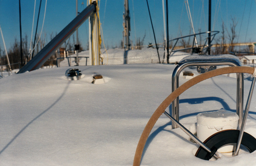 un-voilier-sous-la-neige