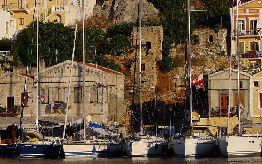 dance-me-a-quai-au-tres-joli-port-de-symi-en-forme-d-arene-sur-l-ile-du-meme-nom