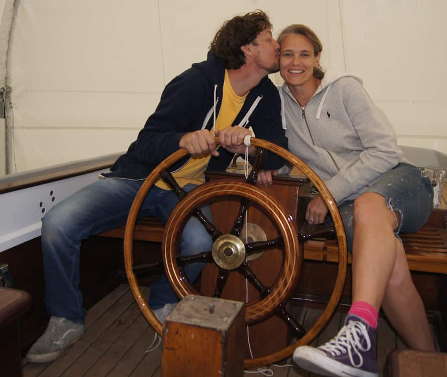 Stéphanie et Jean-Patrick, le 9 juillet 2016, en pleine restauration du bateau au Yacht Club de Québec.