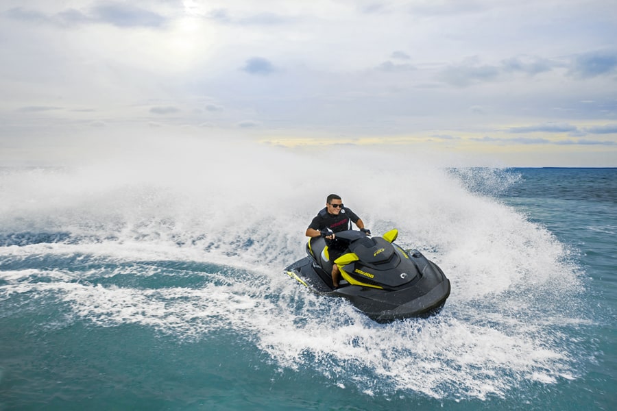 Profiter de la vie avec la motomarine Sea-Doo RXT 260!