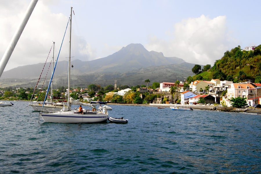 Voiliers ancrés dans la rade de Saint-Pierre et la montagne Pelée en arrière-plan.