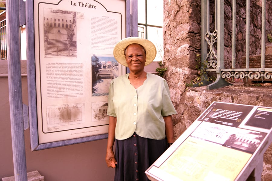 Mme Paulette devant les ruines du théâtre.