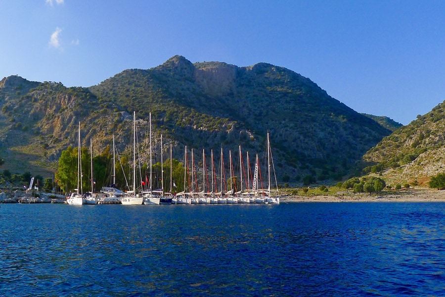 osez-la-mediterranee-1-le-restaurant-loryma-avec-son-quai-dans-la-baie-de-bozukkale