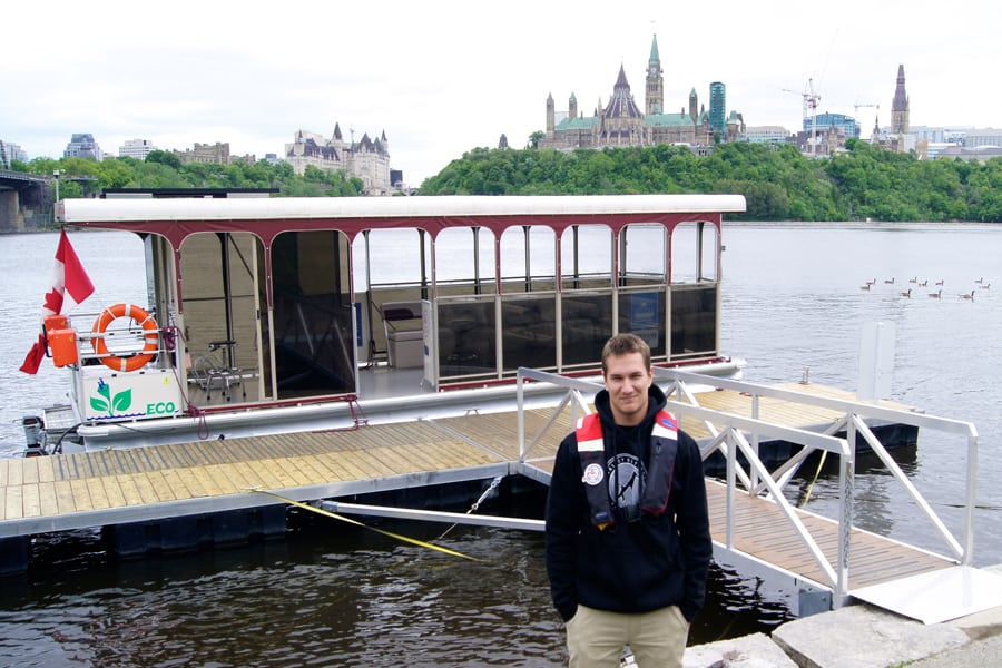 Antoine, le capitaine de l'Aqua-Taxi Au feel de l'eau.