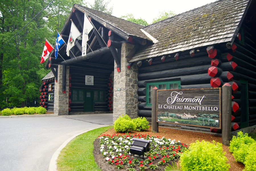 L'entrée principale du Fairmont Château Montebello.