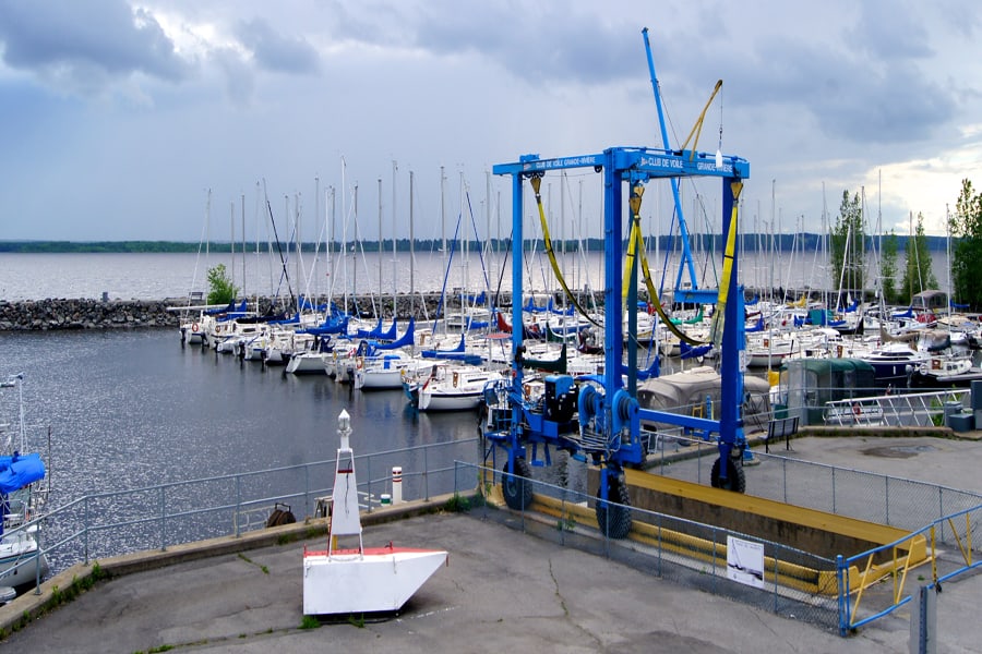 La marina d'Aylmer est équipée d'un travel lift.