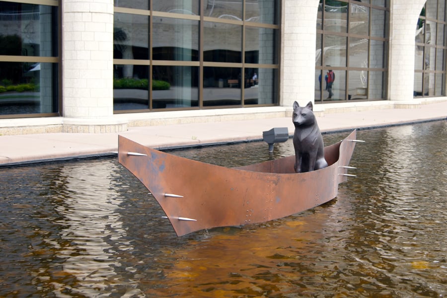 La sculpture de l'artiste Mary Anne Barkhouse représente un loup en bronze voyageant dans un canot.