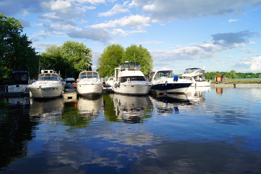 Quelques bateaux à la superbe marina du Fairmont Château Montebello