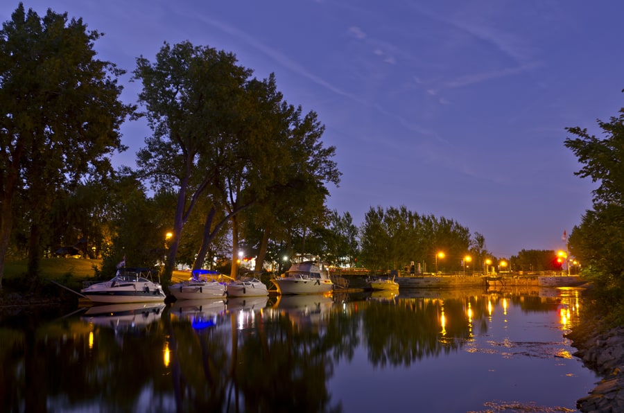 Vivez une expérience hors du commun en passant la nuit dans un canal historique et accédez facilement aux activités de grandes villes canadiennes! Crédit photo : Parcs Canada.
