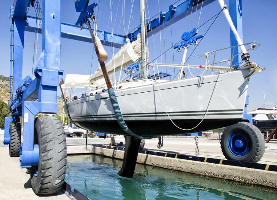 Il faut sortir le voilier (ou le bateau) de l'eau pour mieux l'examiner. Crédit photo : Shch, Shutterstock.