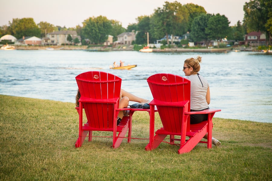 Partez à la recherche des chaises rouges de Parcs Canada cet été et partagez votre moment devant les paysages emblématiques du pays avec le mot-clic #SeRapprocher.
