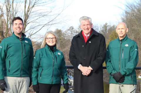 Le gouvernement du Canada prend des mesures pour améliorer l'infrastructure et conserver le lieu historique national du Canal-Rideau. • Joel Anthony Forget, gestionnaire des relations externes, unité de gestion de l’Est de l’Ontario, Parcs Canada; • Christine Loth-Bown, vice-présidente, Relations Externes et Expérience des visiteurs, Parcs Canada; • Bruce Fanjoy, député de Carleton; • David Britton, Directeur de l’unité de gestion de l’Est de l’Ontario, Parcs Canada.