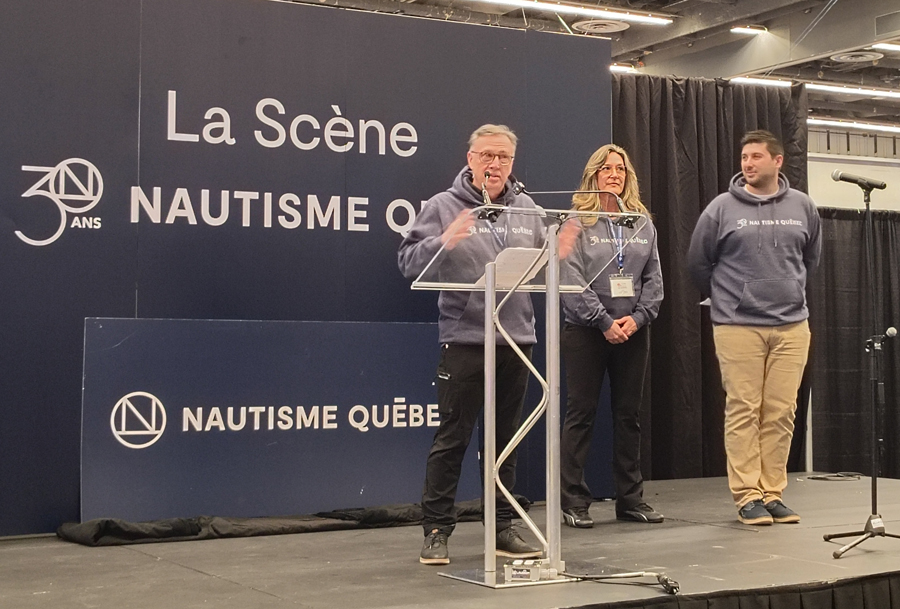 Pierre Dumas, directeur général par intérim de Nautisme Québec, au micro. Crédit photo : Joani Hotte-Jean. Le plus grand Festival nautique et plein-air du Canada jettera l’ancre à Valleyfield en septembre 2026.