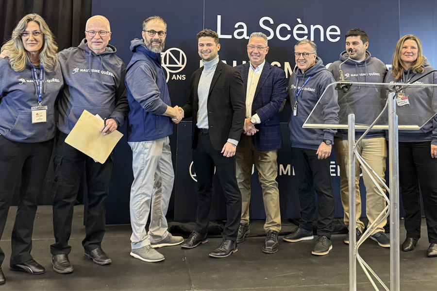 Le plus grand Festival nautique et plein-air du Canada jettera l’ancre à Valleyfield en septembre 2026.De gauche à droite : Johanne Girouard, trésorière, secrétaire et représentante des marinas au conseil d’administration de Nautisme Québec; Louis P. Bélanger, vice-président du conseil d’administration de Nautisme Québec; Marc-André Loyer, président du conseil d’administration de Nautisme Québec; Miguël Lemieux, maire de Salaberry-de-Valleyfield; Sylvain Deschamps, gestionnaire de la Marina de Valleyfield; Pierre Dumas, directeur général par intérim de Nautisme Québec; Andrea Cutugno, directeur des communications, du marketing et des événements de Nautisme Québec; et Béatrice Launay, directrice du nautisme responsable et des relations avec le milieu de Nautisme Québec.