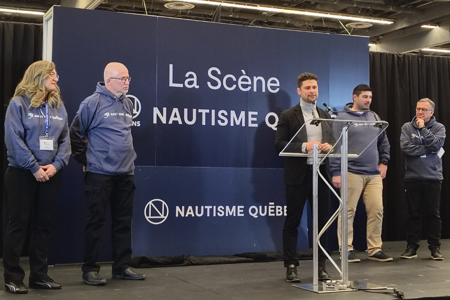 Miguël Lemieux, maire de Salaberry-de-Valleyfield, au micro. Crédit photo : Joani Hotte-Jean, Québec Yachting. Le plus grand Festival nautique et plein-air du Canada jettera l’ancre à Valleyfield en septembre 2026.