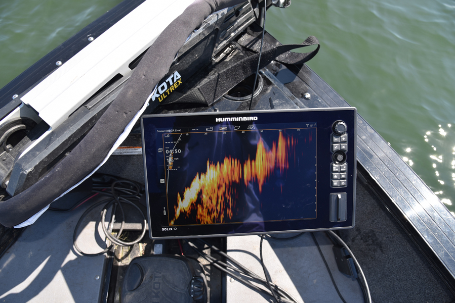 Un sondeur de fond muni d'un GPS comme ce modèle Solix d'Humminbird peut aussi vous aider à localiser les poissons.
