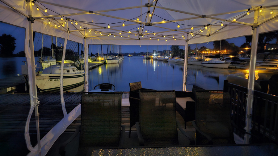 Terrasse flottante du Port de Plaisance de Contrecoeur.