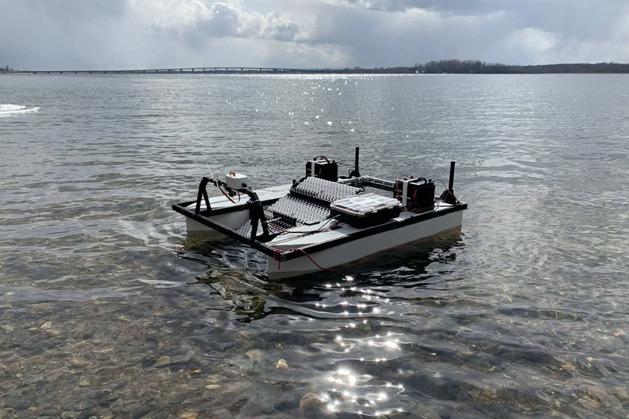 AquaSweep, navire autonome de collecte des déchets à la surface de l'eau.