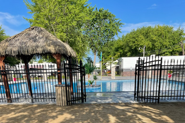Piscine. Crédit photo : Camping - Marina Parc Bellerive.