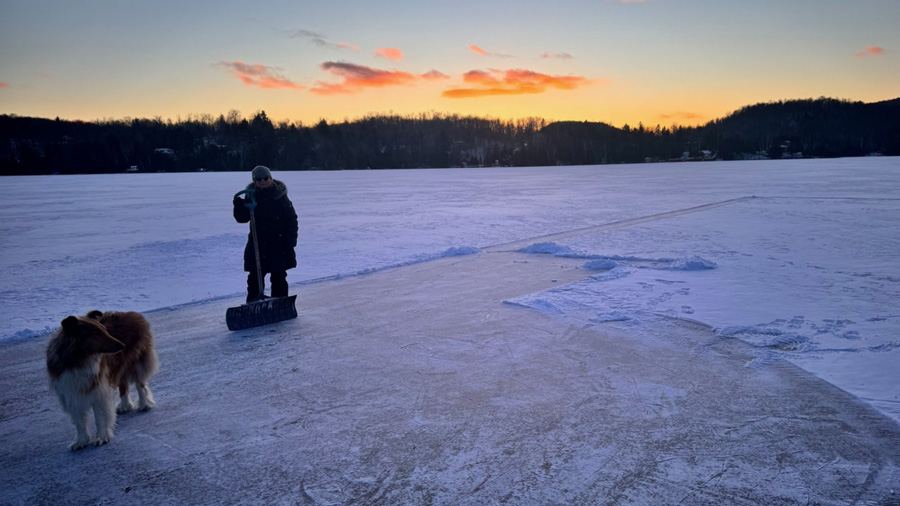 Créer une patinoire sur un lac gelé. Crédit photo&nbsp;: Denise Cloutier.