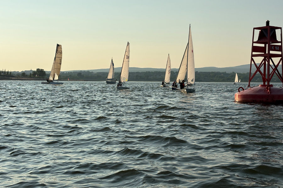 Naviguer sur le fleuve Saint-Laurent grâce à l'École de voile de la Baie de Beauport à Québec.