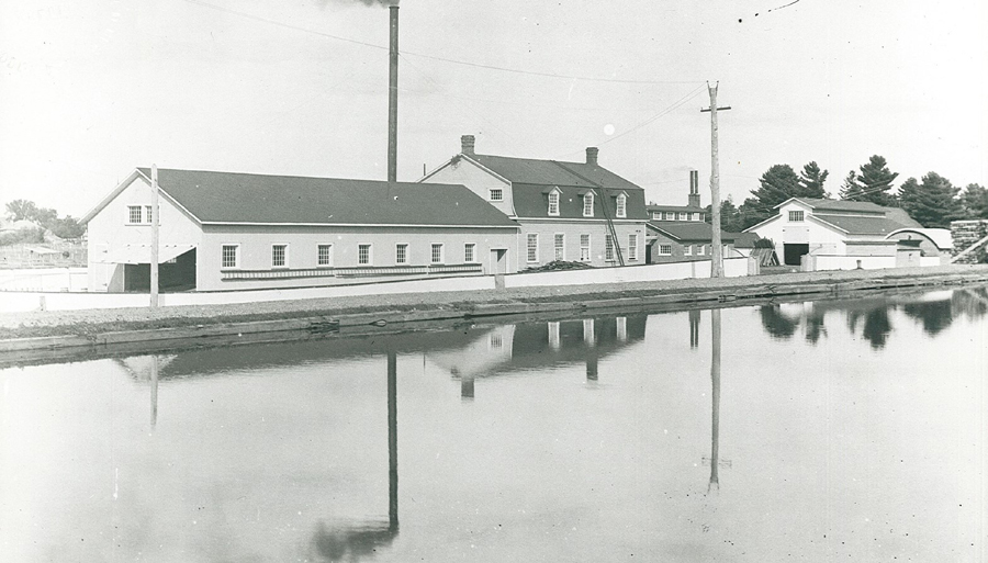 Ateliers vus de l’autre côté du canal de Chambly, ©PA-85628, Bibliothèque et Archives Canada (BAC), 1894.