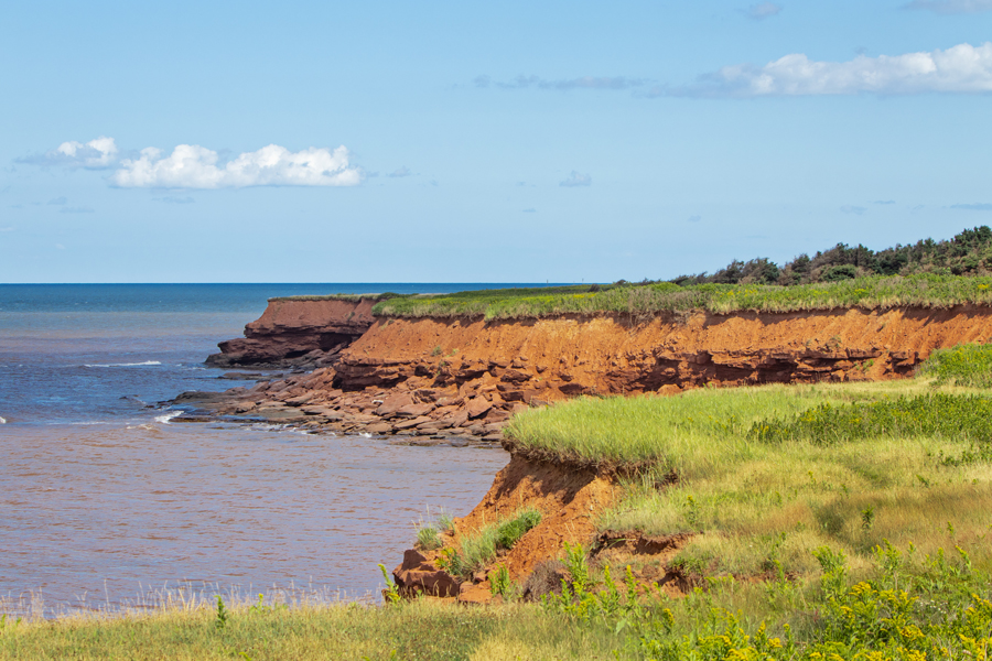 Falaises de grès rouge, région Cavendish-North Rustico. Crédit photo : Parc national de l'Île-du-Prince-Édouard.