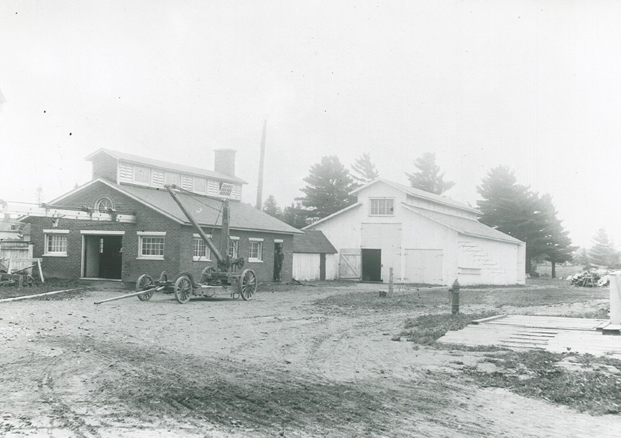 Forge (bâtiment à gauche) et hangar à bois (bâtiment à droite). ©PA-85647, Bibliothèque et Archives Canada (BAC), 15 juillet 1904.