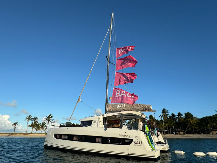 Petite Fée en navigation. Crédit photo : RENTSAILBOAT.