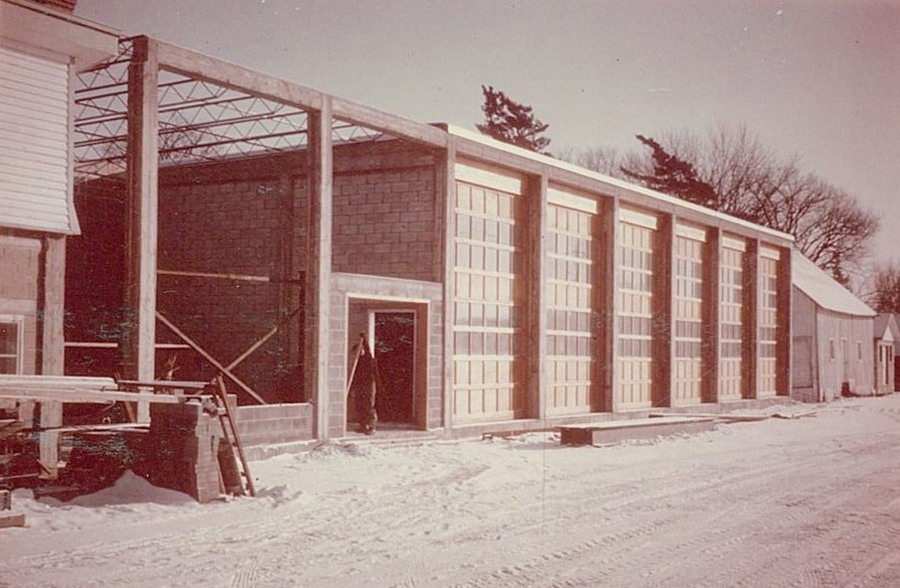 Hangar à bois et atelier d’usinage. © Parcs Canada, date inconnue.