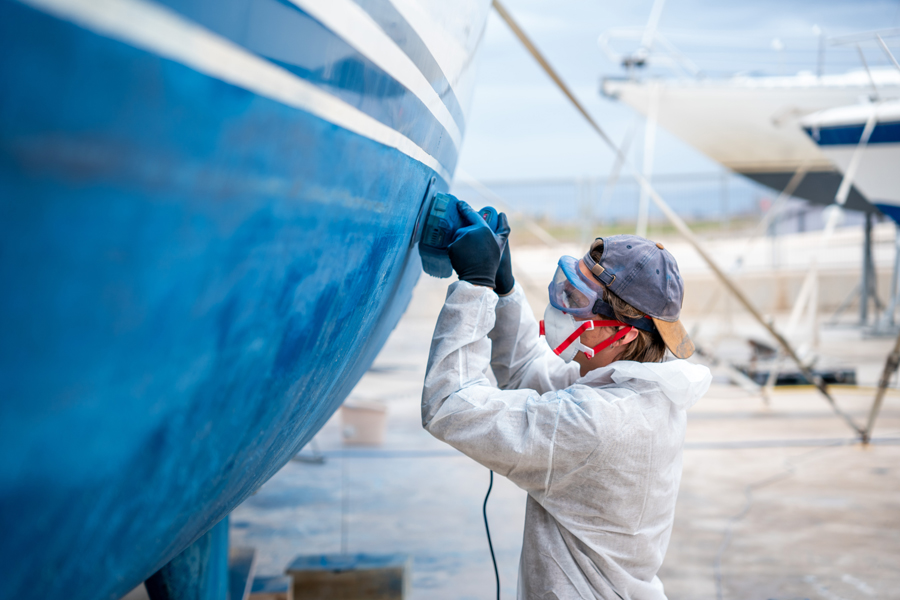 Ponçage d'un bateau. Crédit photo : Carolstphoto, Shutterstock.
