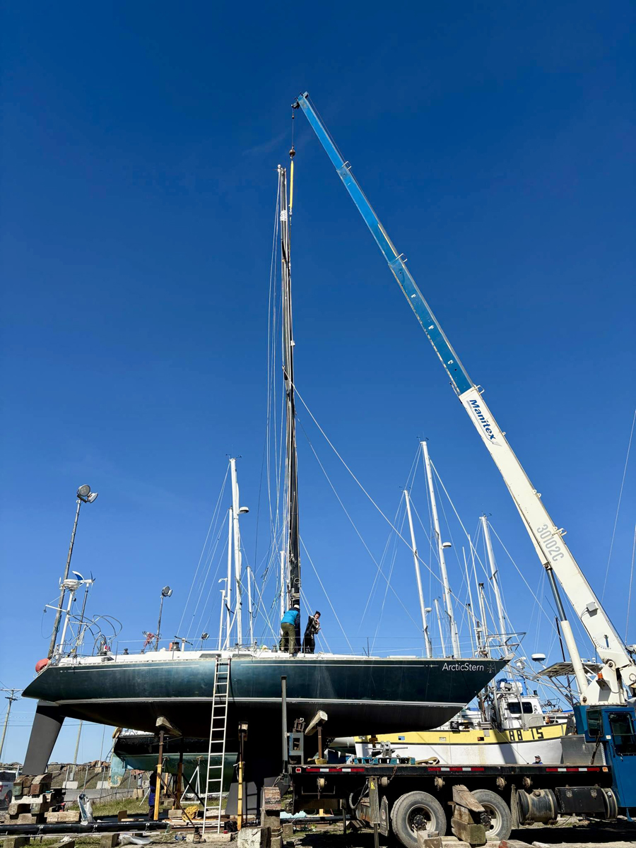 Opération de remâtage du mât de 700 kg de Venus.