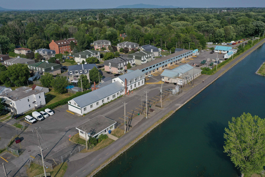 Vue aérienne du complexe des ateliers du Canal-de-Chambly. © Parcs Canada.
