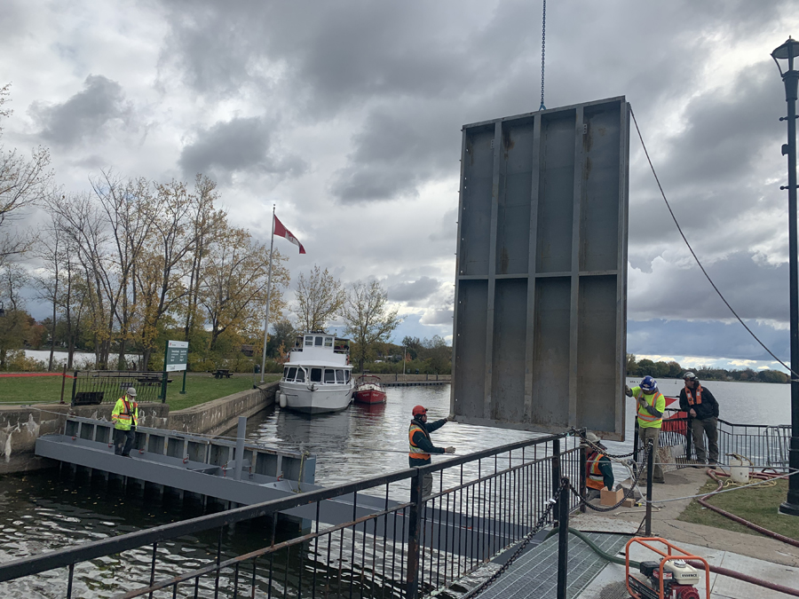 L’équipe actuelle des ateliers du Canal-de-Chambly à l’œuvre! ©Parcs Canada, 2024.