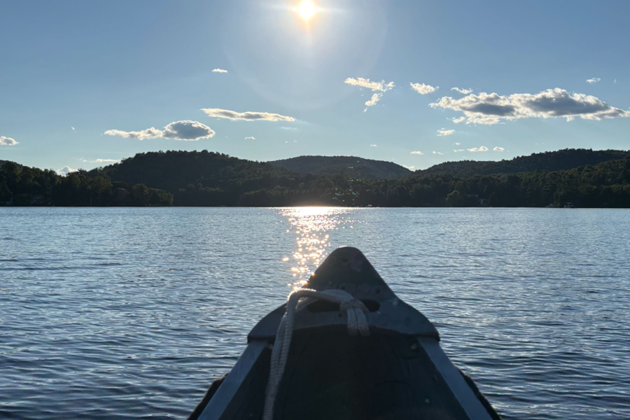 En canot sur le lac. Crédit photo : Denise Cloutier.