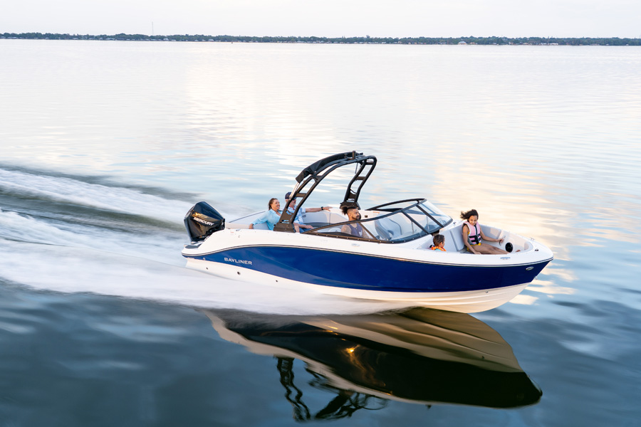 V22. Crédit photo : Bayliner Boats.