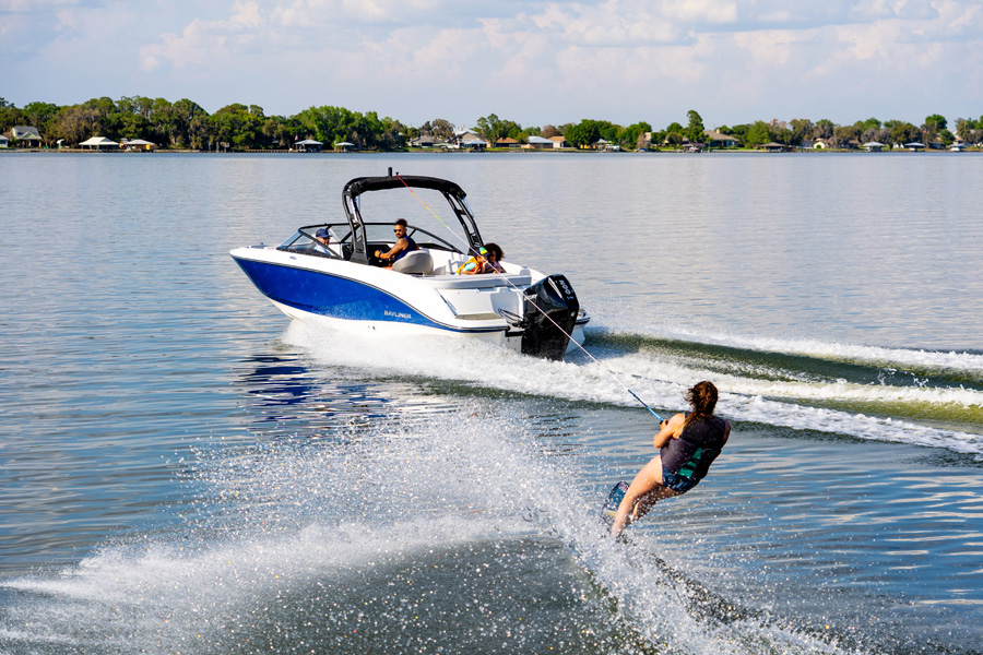 V22. Crédit photo : Bayliner Boats.