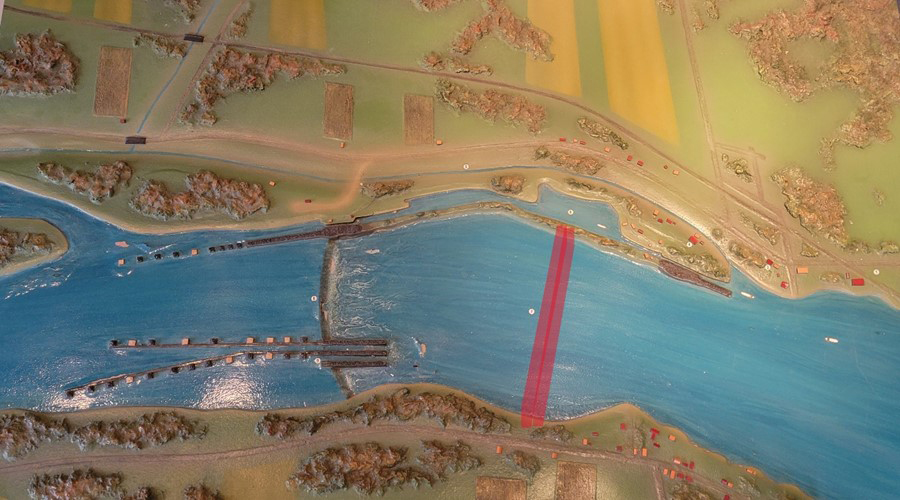 Image de la maquette du canal de Carillon, avant 1959. Archives de Parcs Canada. Le trait rouge ajouté présente approximativement le lieu où se situe le barrage actuel d’Hydro-Québec.