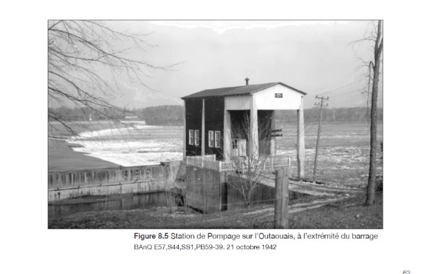 Station de pompage sur l’Outaouais, à l’extrémité du barrage. BANQ E57, S44, SS1, PM59-39. 21 octobre 1942. 