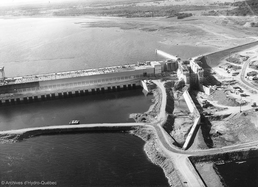 Carillon – Photo aérienne de la centrale prise en aval, H02 Commission hydroélectrique de Québec, H02/701237/12-867, 3 juillet 1962.