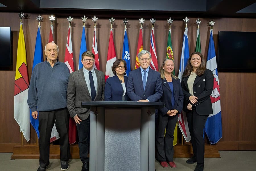 De nouvelles données d'opinion publique sur les attitudes des Canadiens à l'égard de l'eau douce ont été dévoilées aujourd'hui lors d'une conférence de presse à Ottawa. De gauche à droite : Joseph Wasylycia-Leis (Oceans North), Ralph Pentland (Forum for Leadership on Water), Soula Chronopoulos (AquaAction), le député fédéral Terry Duguid, Pauline Gerrard (IISD Experimental Lakes Area), Marie-Paule Jeansonne (Fondation de Gaspé Beaubien). 
