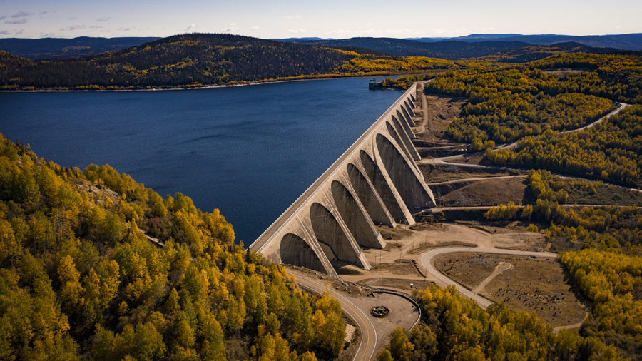 Vue aérienne du barrage Daniel-Johnson et du réservoir sur la rivière Manicouagan. Crédit photo : Sébastien St-Jean, Tourisme Côte-Nord.