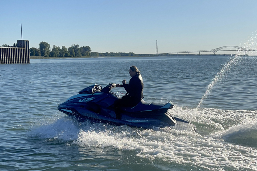 Marie-Eve Dicaire sur une motomarine.